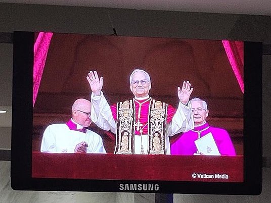 Bildschirm, auf dem der Papst zu sehen ist