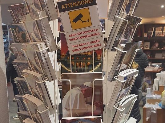 Schild Videoüberwachung in den vatikanischen Museen