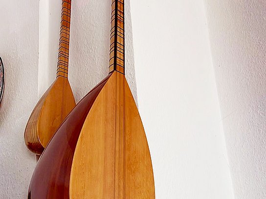 Instrument Baglama welches an der Wand hängt