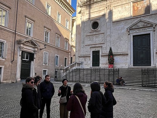 Gruppe vor der Basilika Sant'Agostino