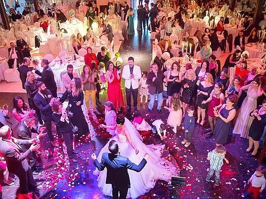 Hochzeitssituation, tanzendes Brautpaar mit Publikum