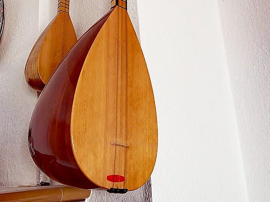 Instrument Baglama welches an der Wand hängt